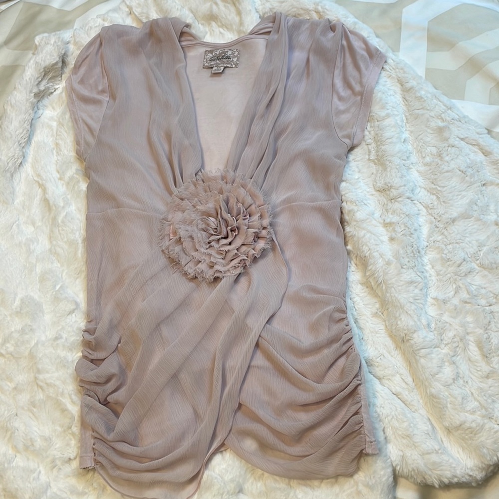 Uber feminine blush pink cap sleeved shirt. Size XS